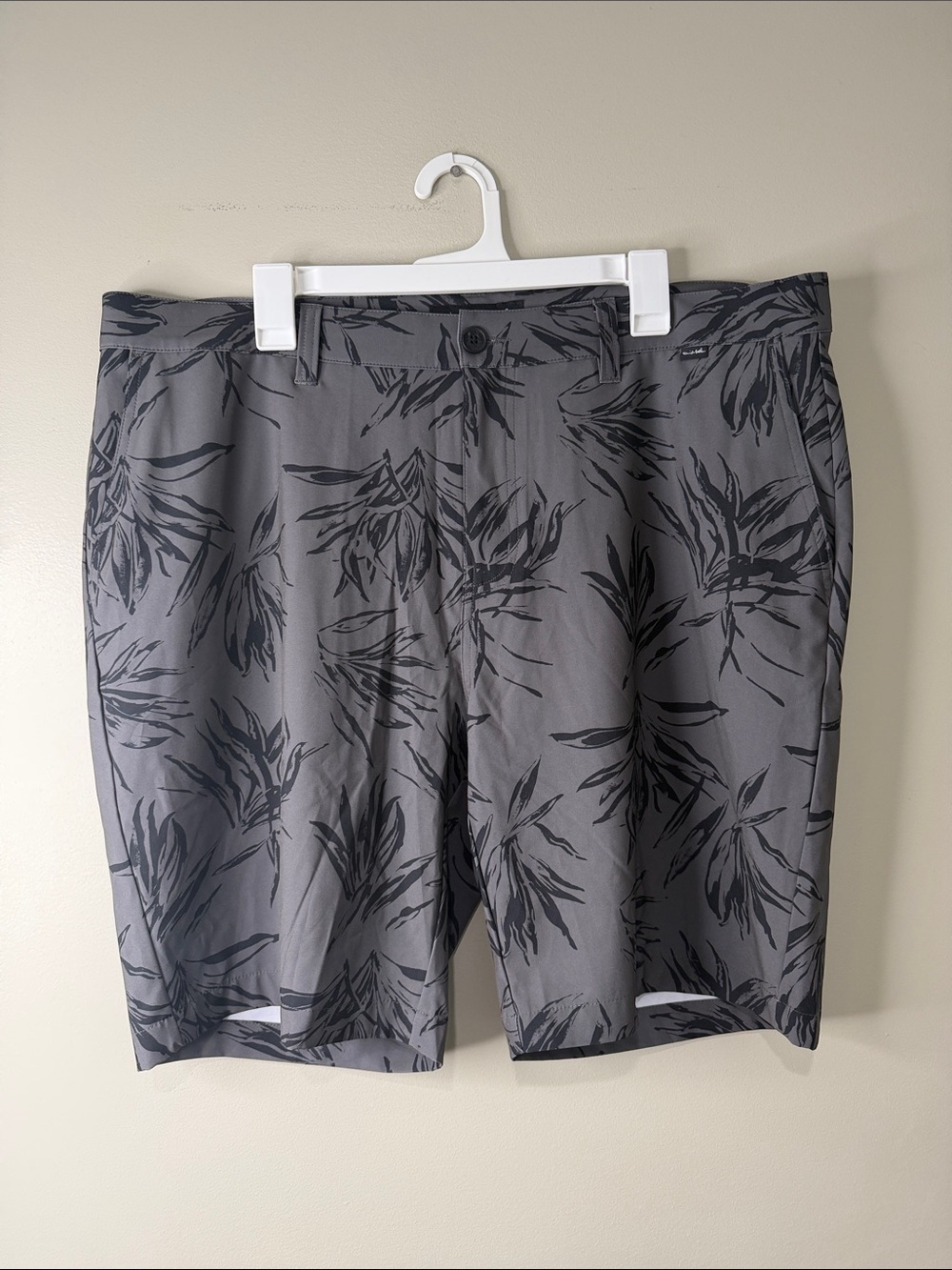 NWT Travis Mathew You Wont Shorts Gray Floral Swim Shorts 40